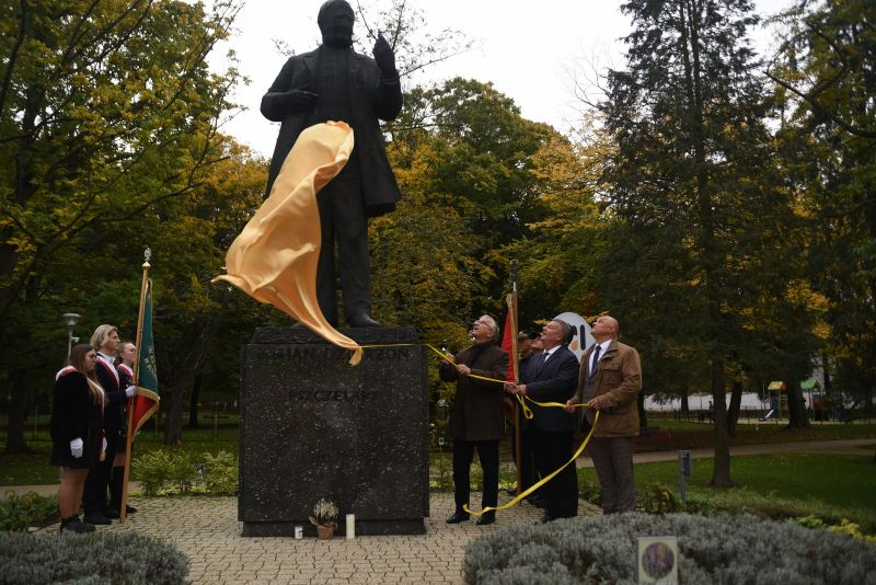 Odsłonięcie pszczółki na pomniku Dzierżona